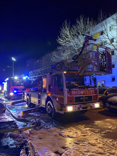 Drehleiter in Anleiterbereitschaft vor dem Brandobjekt.