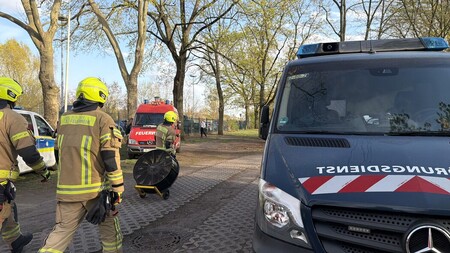 Einsatzkräfte mit einem wasserbetriebenen Lüfter auf dem Weg zur Einsatzstelle