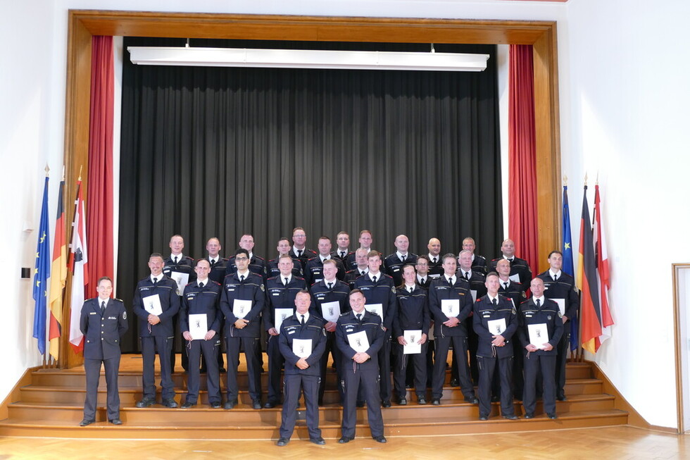 Gruppenbild der beförderten Kolleginnen und Kollegen