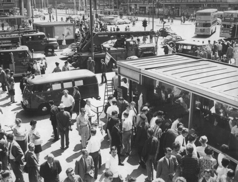 Einsatzkräfte und Feuerwehrfahrzeuge vor dem Bahnhof