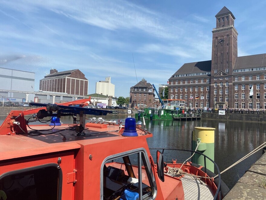 Löschboot im Westhafen, im Hintergrund die ELEKTRA