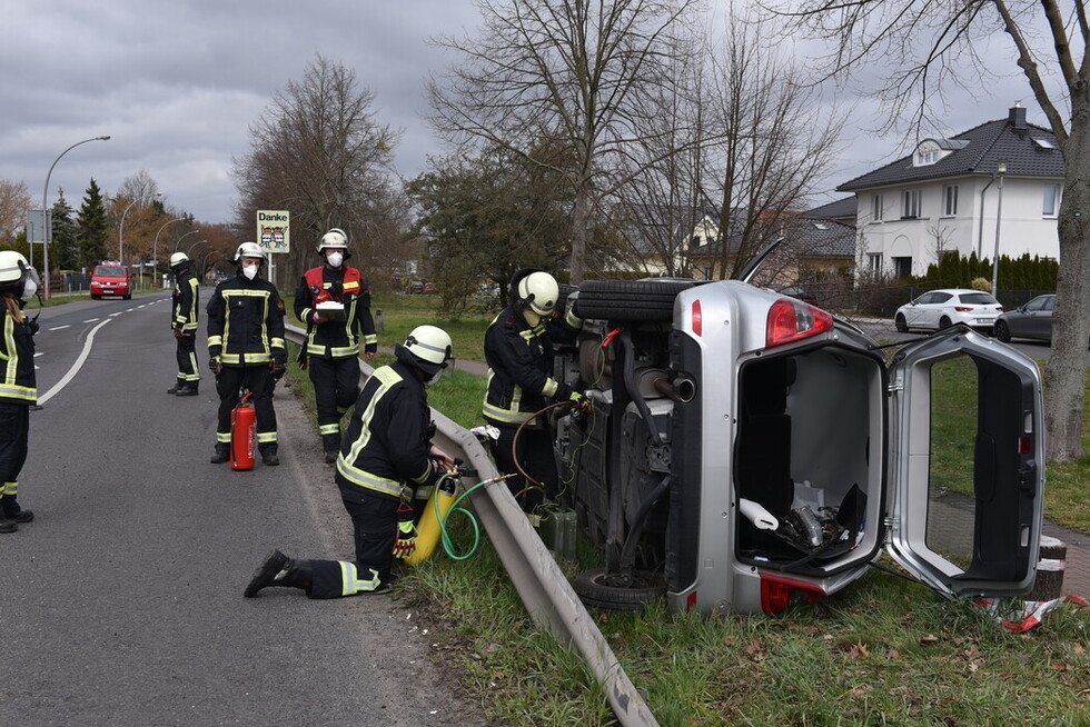 Kraftstoff wird abgesaugt und aufgefangen.