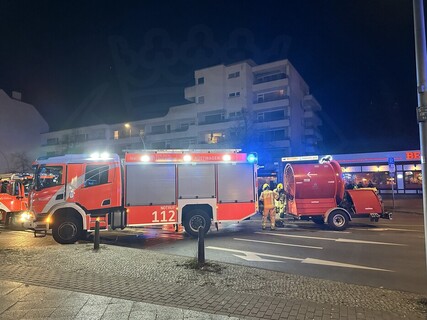 Rüstwagen mit Feuerwehranhänger-Ventilator