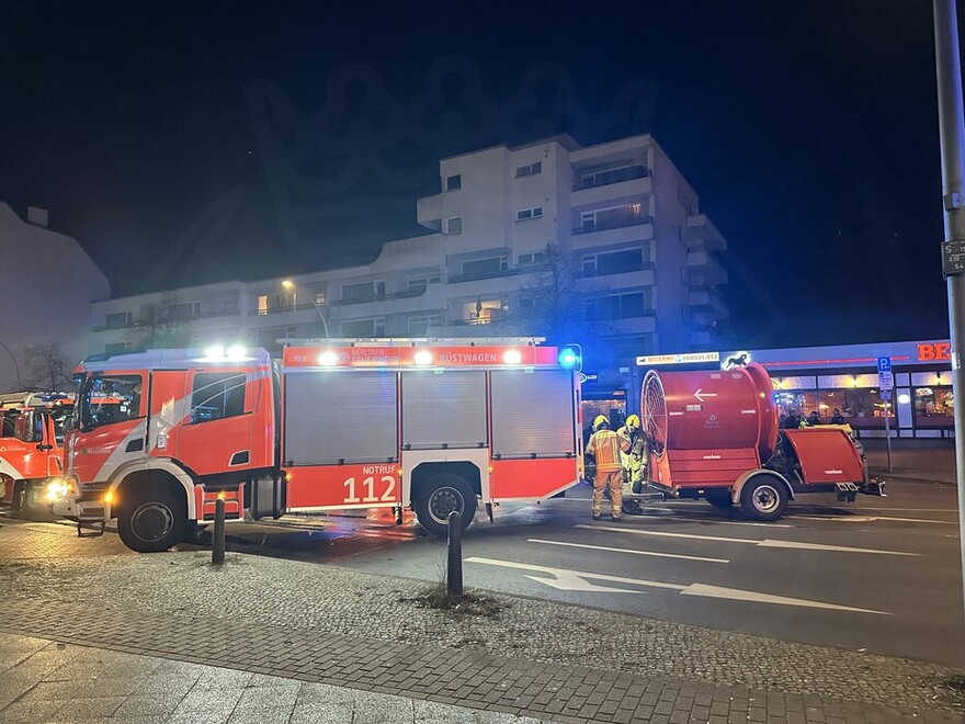 Rüstwagen mit Feuerwehranhänger-Ventilator