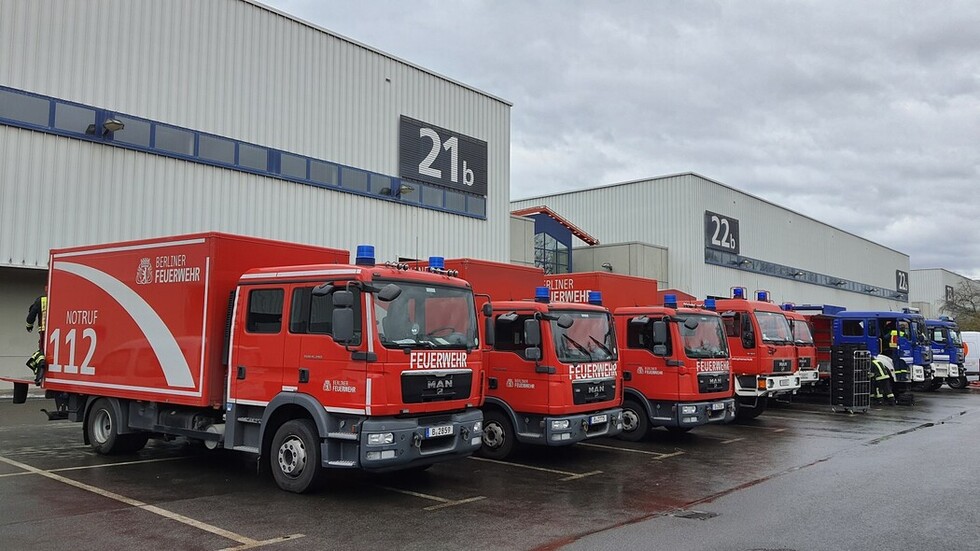 Lkw der Berliner Feuerwehr und des THW und DRK an der Messe Berlin.