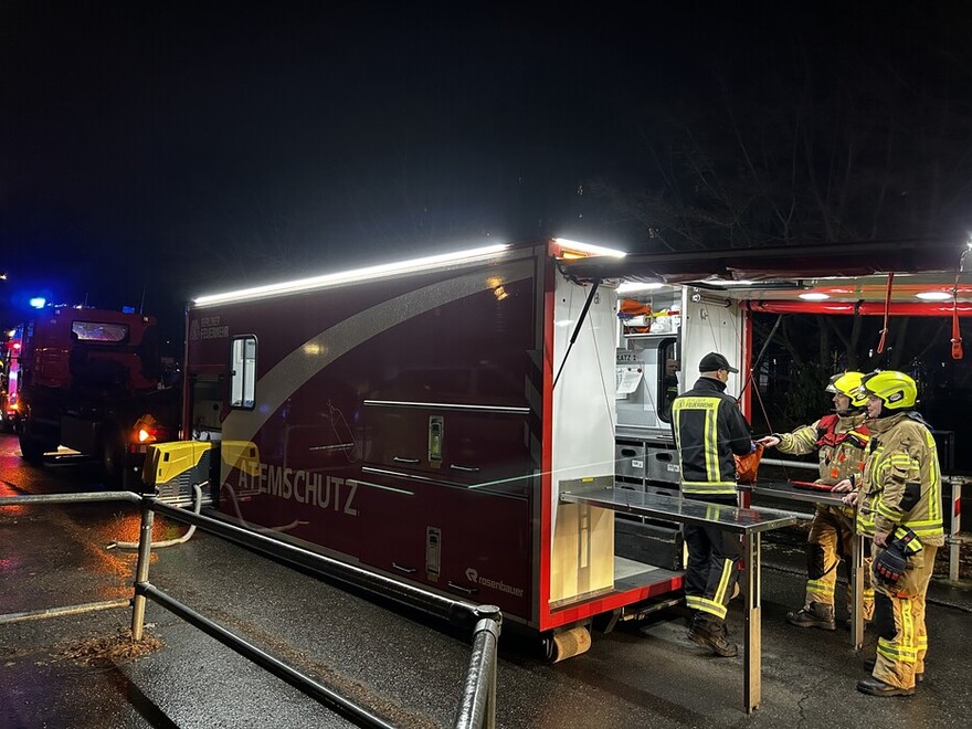 Einsatzkräfte am Abrollbehälter Atemschutz