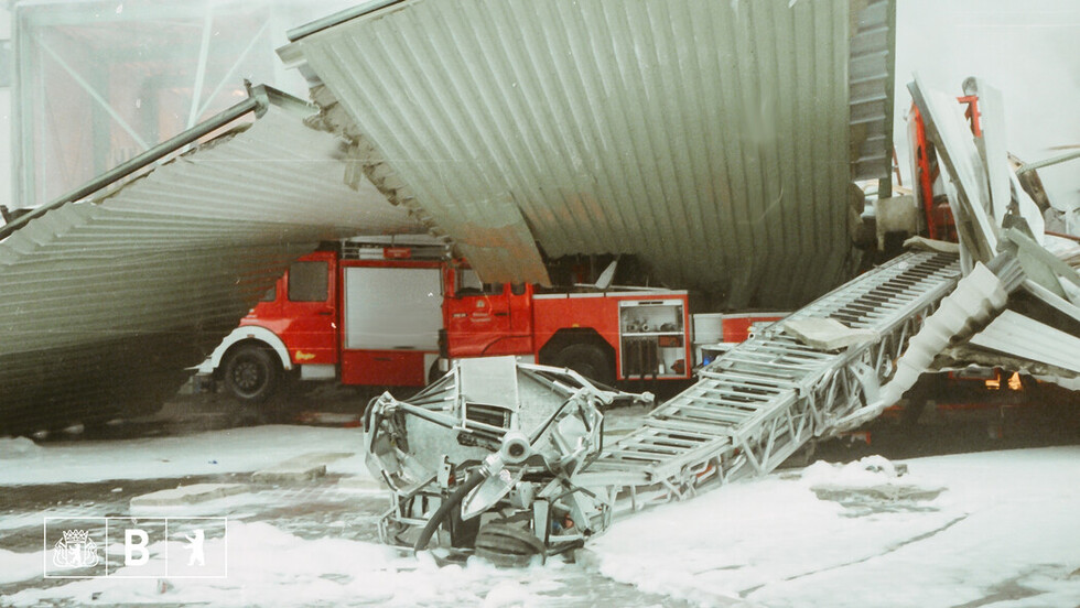 Die verschüttete Drehleiter mit Korb, auf der die beiden Kollegen der Feuerwache Wilmersdorf eingesetzt waren.