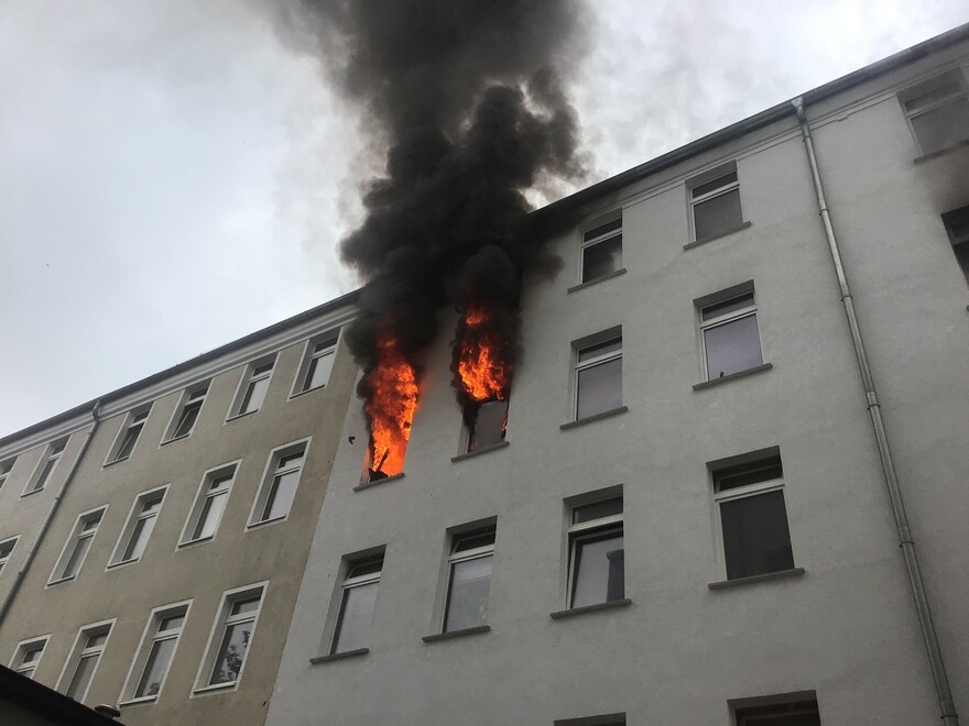 Flammen schlagen aus mehreren Fenstern