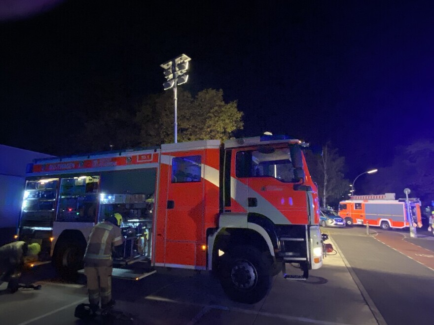 Rüstwagen leuchtet Umfeld aus