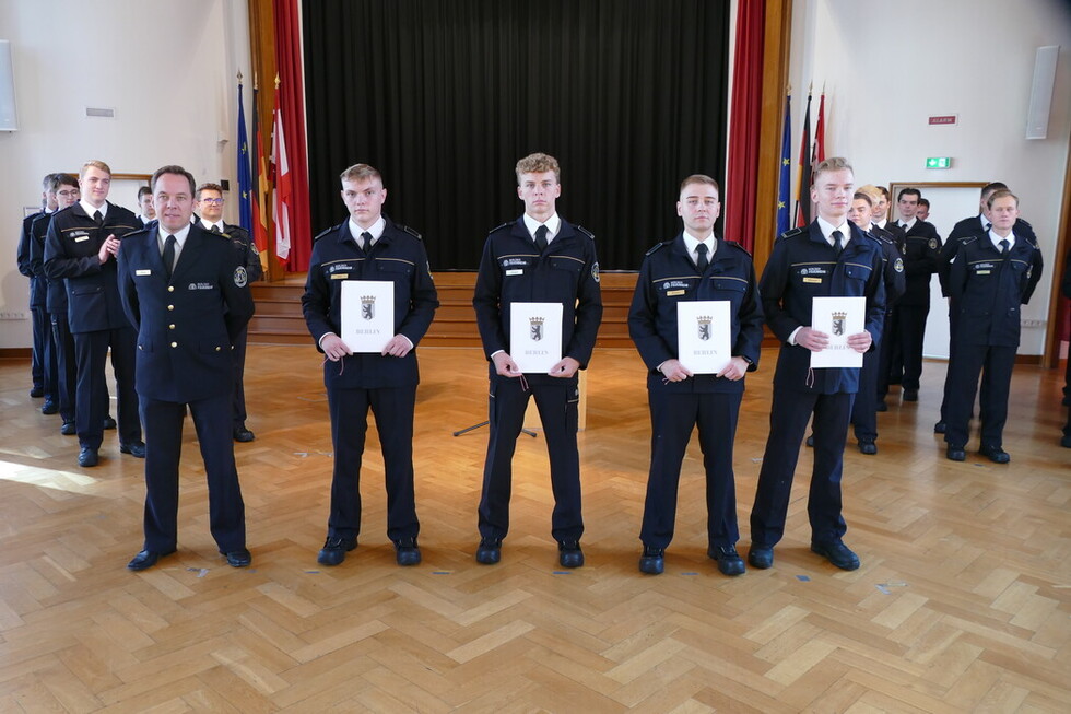 Foto der Ernannten zusammen mit dem Ständigen Vertreter des Landesbranddirektors (kommissarisch) Herrn Per Kleist