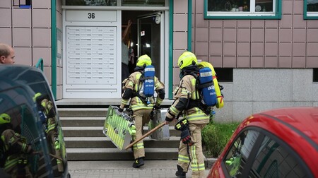 Angriffstrupp geht zur Brandbekämpfung