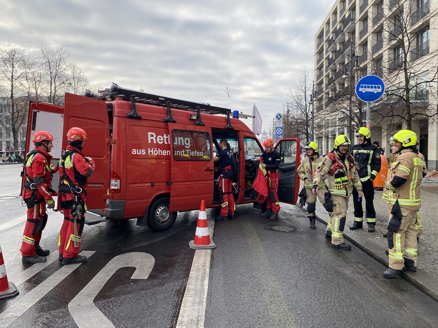 Eintreffen der Spezialeinheit zur Rettung aus Höhen und Tiefen der Berliner Feuerwehr