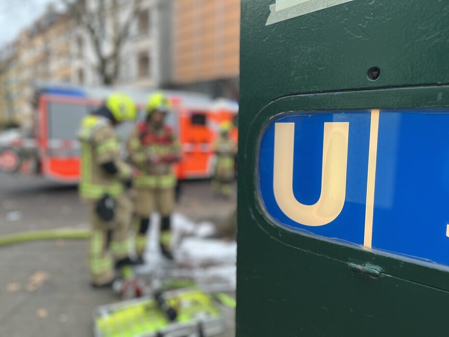Einsatzkräfte am Eingang zum U-Bahnhof