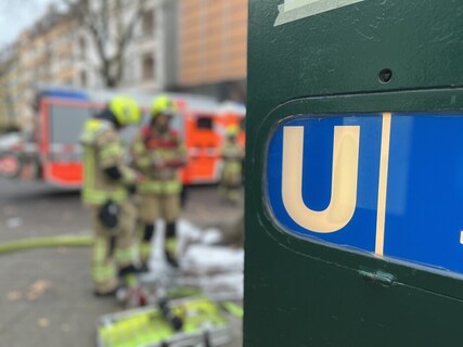 Einsatzkräfte am Eingang zum U-Bahnhof