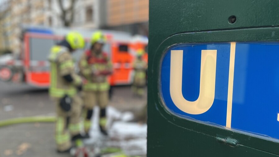 Einsatzkräfte am Eingang zum U-Bahnhof