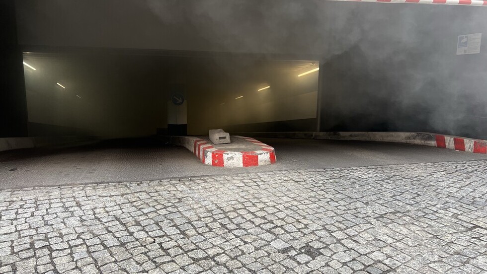 Verrauchte Tiefgarageneinfahrt