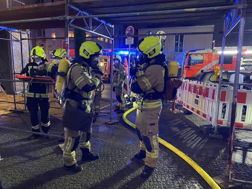 Trupp auf dem Weg zur Brandwohnung