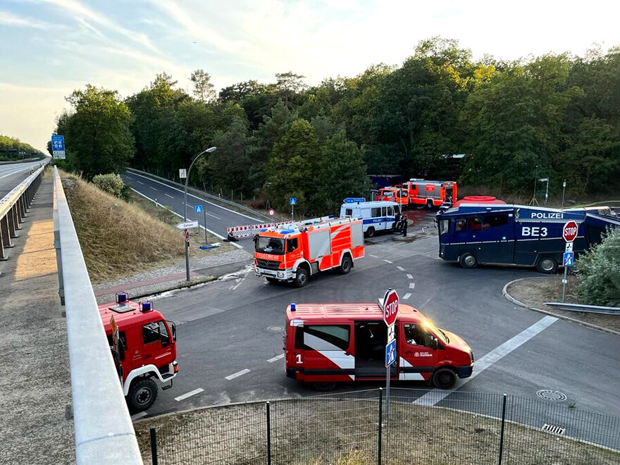 Fahrzeuge im Bereich des Hüttenweges.