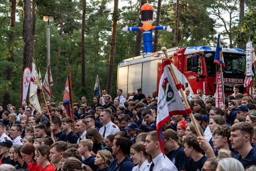 Mitglieder der Berliner Jugendfeuerwehr zur Eröffnung des Schulungslagers 2026 im KiEZ Frauensee.