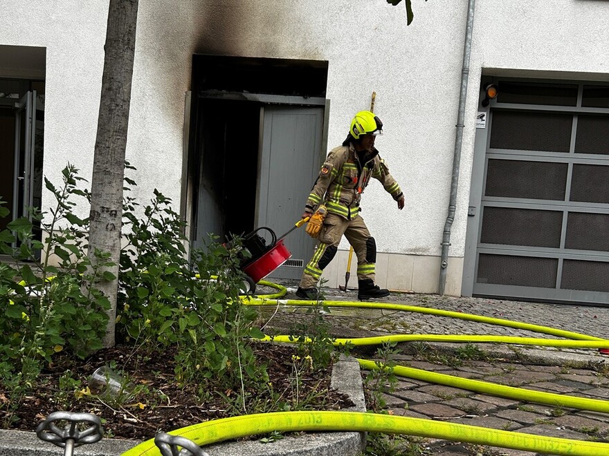 Einsatzkraft mit Drucklüfter an der Einsatzstelle Waldemarstraße