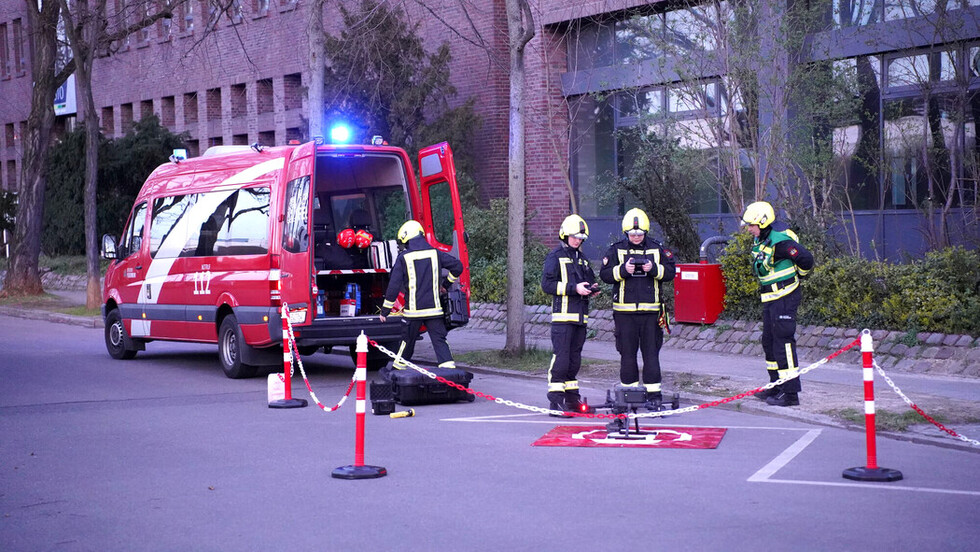 Drohnenteam bereitet eine Drohne für den Einsatz vor. 