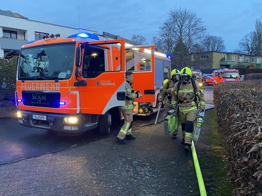 Angriffstrupp der Lehrfeuerwache auf dem Weg zur Einsatzstelle