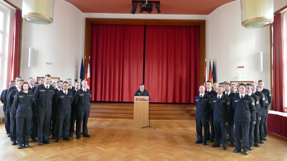 Landesbranddirektor Dr. Karsten Homrighausen bei der Ernennung der Nachwuchskräfte