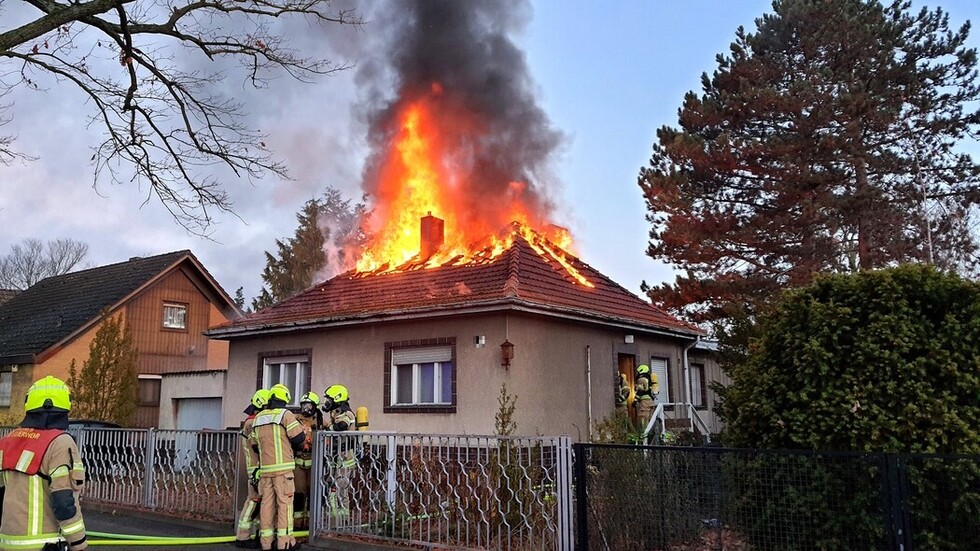 Brandbekämpfung wird eingeleitet.