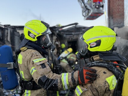Einsatzkräfte der Berufs- und Freiwilligen Feuerwehr