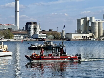 Mehrzweckboot an der Einsatzstelle auf der Rummelsburger Bucht