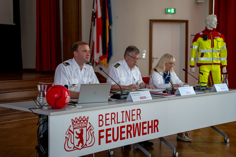 Behördensprecher Vinzenz Kasch, Landesbranddirektor Dr. Karsten Homrighausen, Innensenatorin Iris Spranger