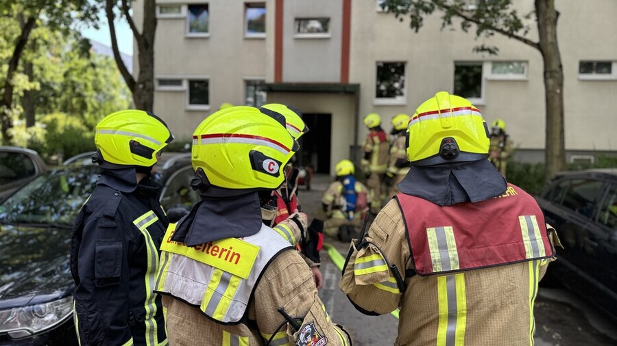 Führungskräftebesprechung vor dem Brandobjekt