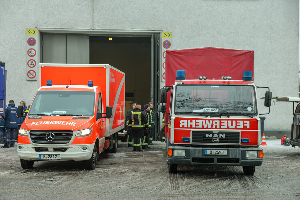 Lkw in der Ladezone am Messegelände.