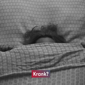 Person liegt im Bett Text Krank?