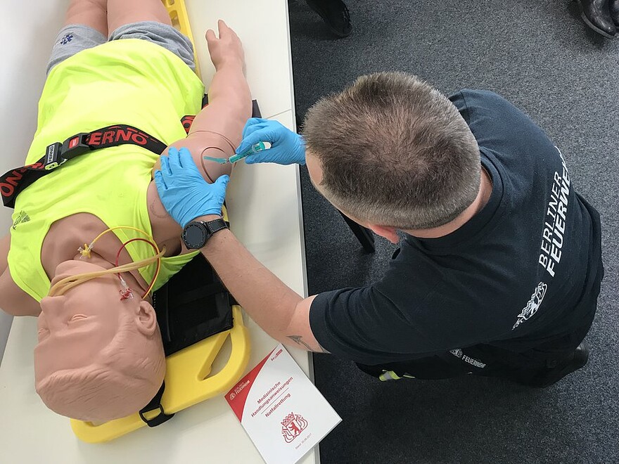 Demonstrieren der Maßnahmen unter Aufsicht einer Oberärztin des Ärztlichen Leiter Rettungsdienst