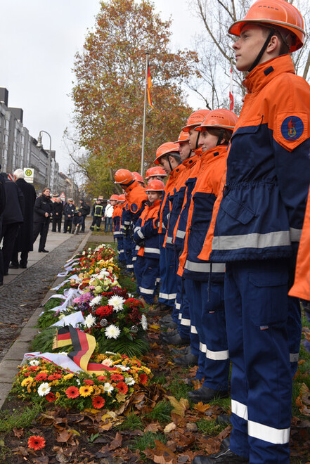 Die Jugendfeuerwehr steht zur Kranzniederlegung bereit