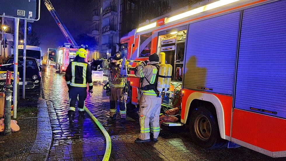 Trupp der FF Mitte rüstet sich zur Brandbekämpfung aus