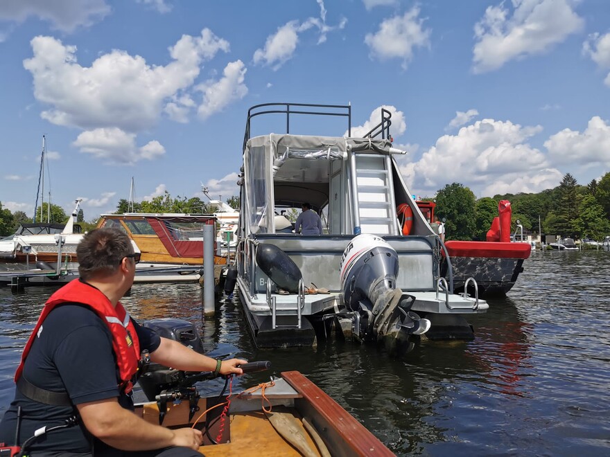 Rettungsboot vor dem havarierten Freizeitboot