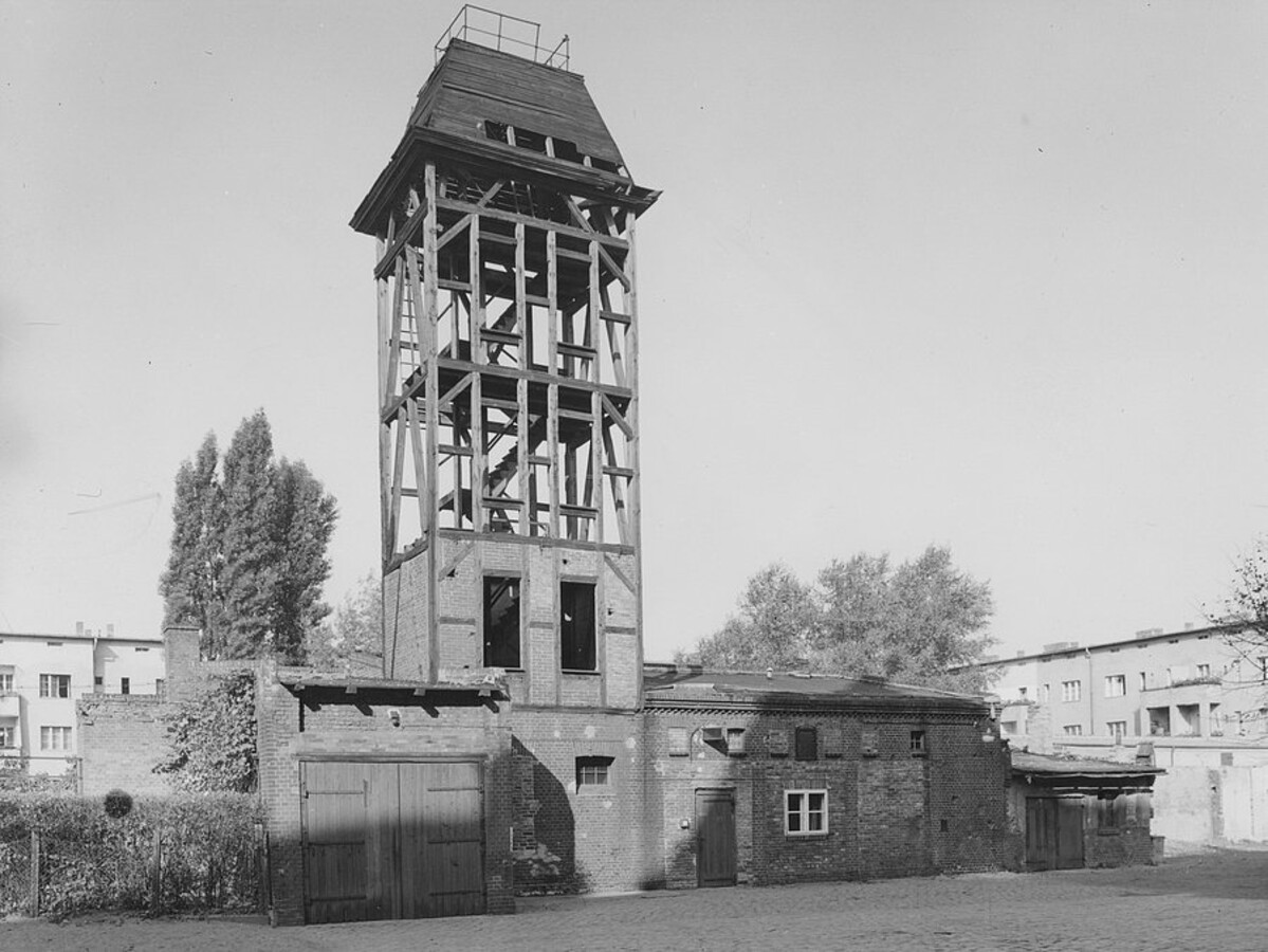 Wachgebäude mit Turm