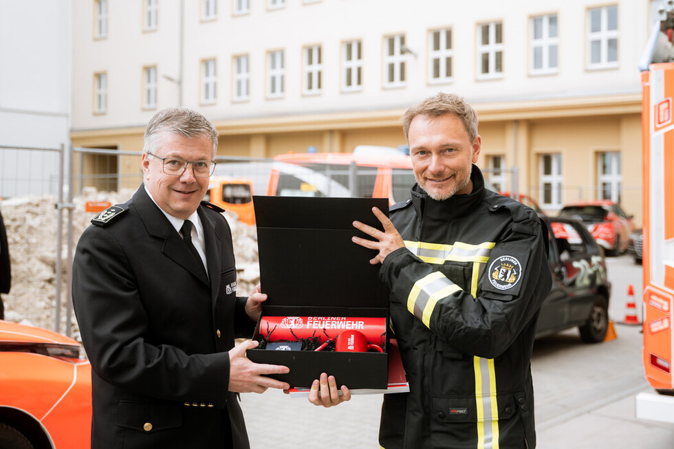 Dr. Homrighausen übergibt ein Dankespräsent an Herrn Lindner