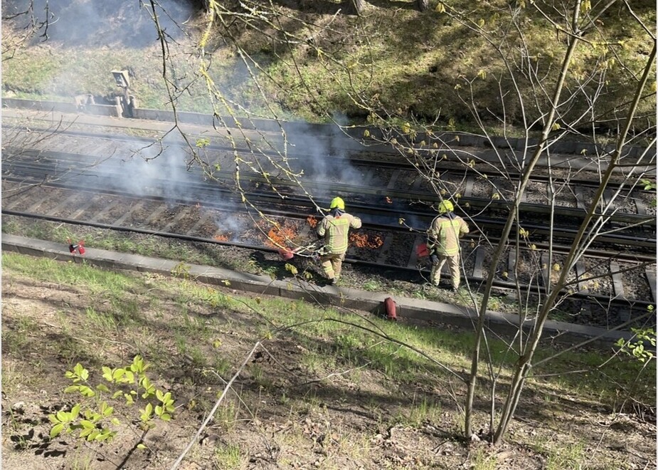 Brandbekämpfung im Gleisbett in Zehlendorf