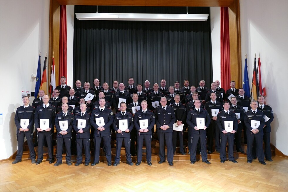 Gruppenbild aller beförderten Dienstkräfte.