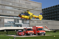 Hubschrauber und drei Rettungsdienstfahrzeuge
