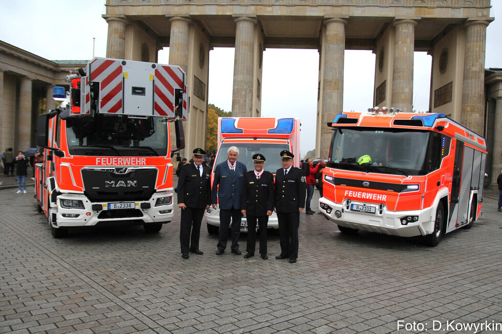 v. l. n. r.: ständiger Vertreter des Landesbranddirektors Karsten Göwecke, ehemaliger Landesbranddirektor Albrecht Broemme, Landesbeauftragter der Freiwilligen Feuerwehren Lutz Großmann und Landesbranddirektor Karsten Homrighausen vor dem Brandenburger Tor. 