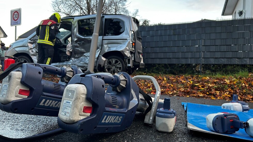 Staffelführer am verunfallten PKW