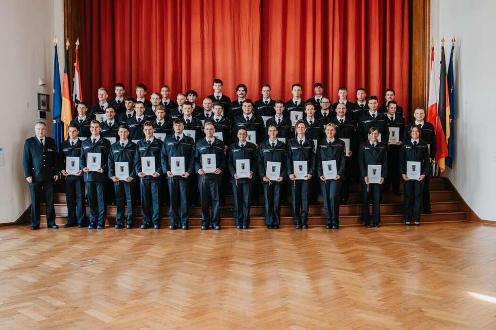 Gruppenfoto der Ernennungs- und Beförderungsveranstaltung im September.