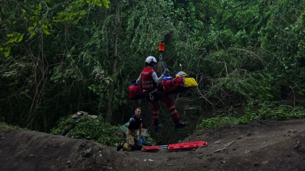 Verletzter im Bergesack wird mit dem Notarzt zum Rettungshubschrauber aufgeseilt