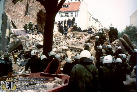 Gebäudetrümmer, Einsatzkräfte Polizei und Feuerwehr