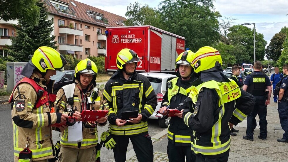 Führungskräfte bei der Lagebesprechung