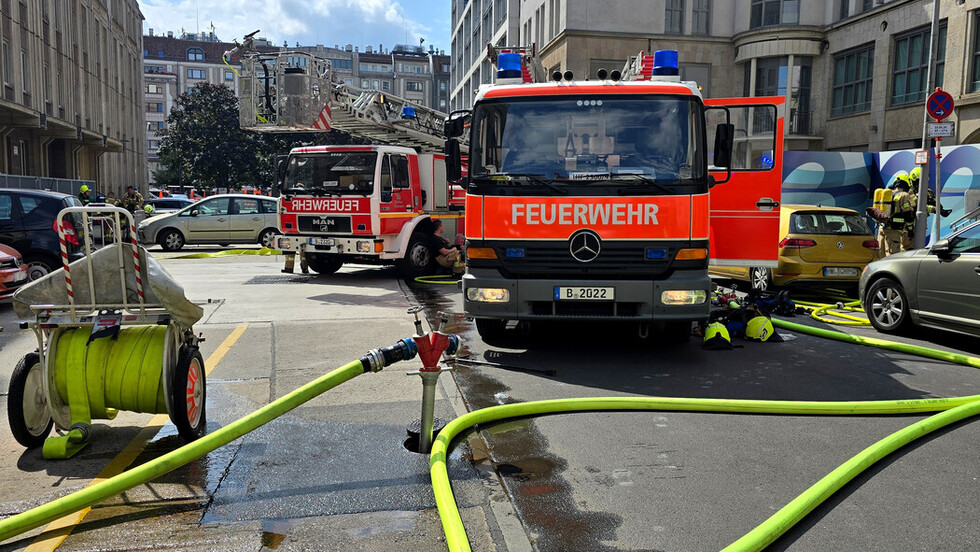 Löschfahrzeug der Lehrfeuerwache Wedding und eine Drehleiter stehen vor dem Brandobjekt.